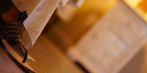 commode et draps de lit